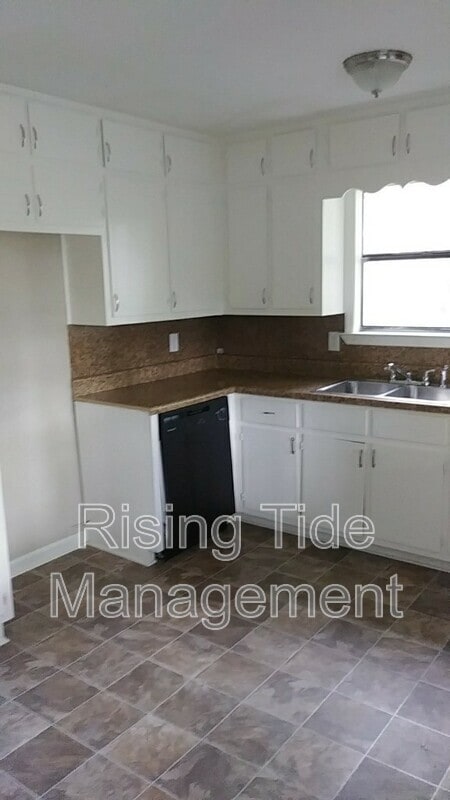 Building Photo - 3130 Sleepy Hollow Dr
