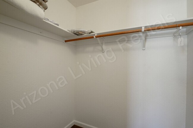 Building Photo - FURNISHED AVAILABLE OCTOBER - MAY