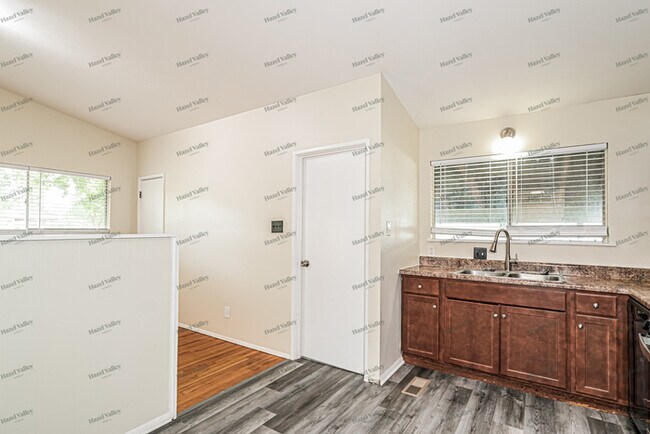 Building Photo - 585 Versailles Dr