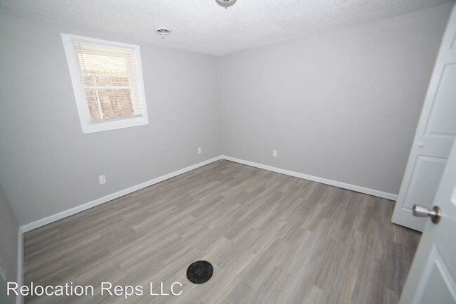 Building Photo - 2915 W 49th St