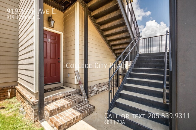 Building Photo - 919 17th Ave E