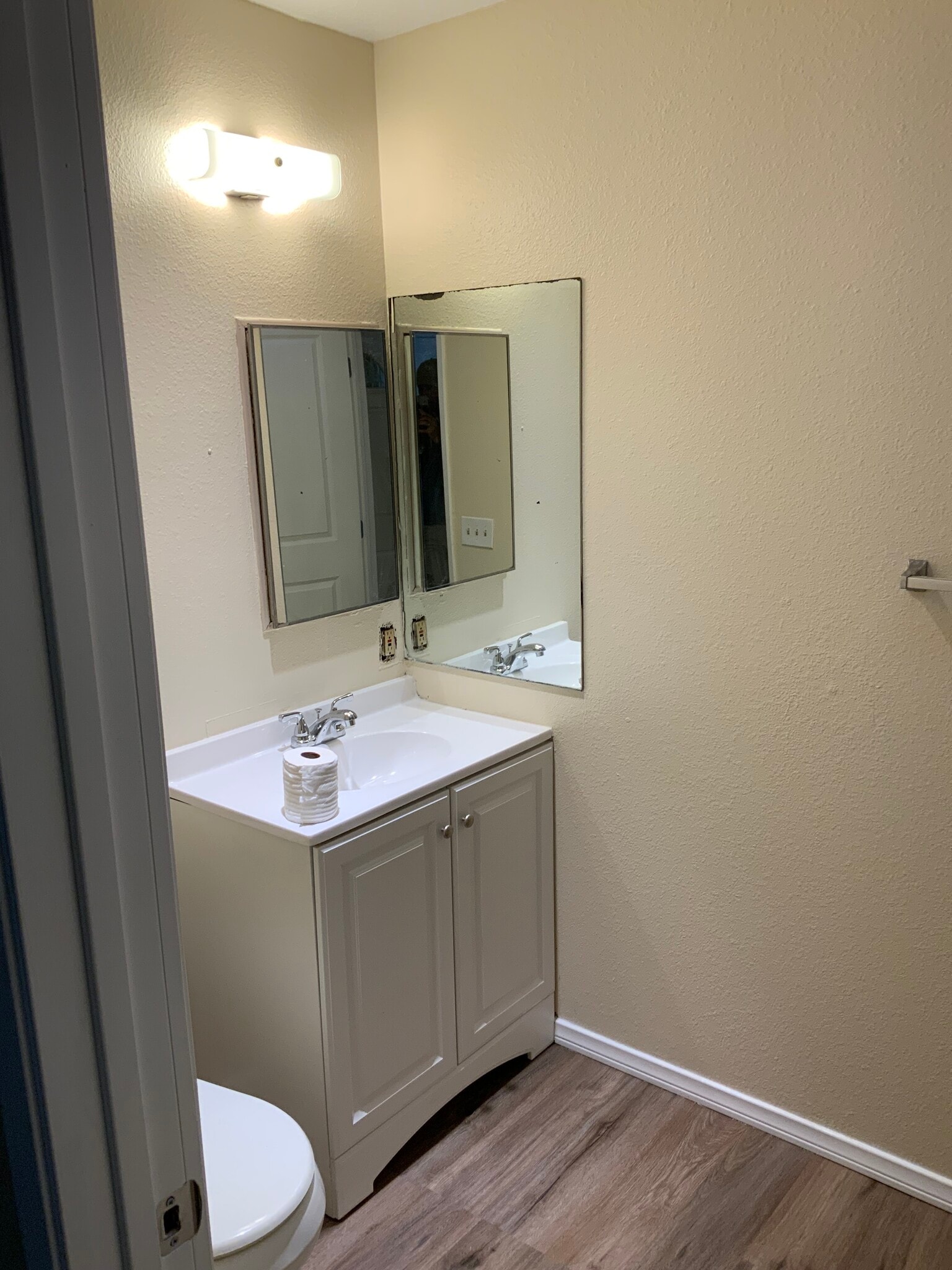 Building Photo - 560 Greenbrier Dr