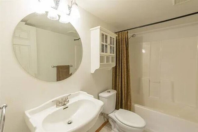 Building Photo - Beautiful Tri-Level Living on 5 Acres!