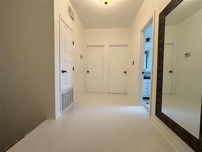 Building Photo - 338 Sailmaster St