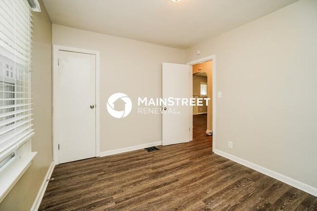 Building Photo - 3 Bedroom Pet-Friendly Home in Columbus, OH with Main Street Renewal