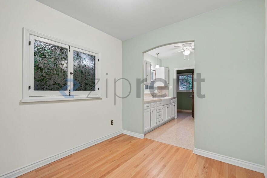Building Photo - Unit