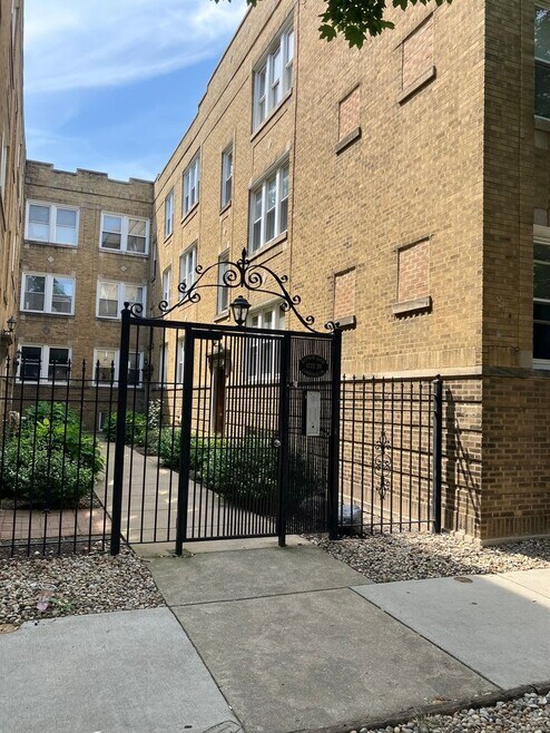 Building Photo - 4728 N Kenneth Ave