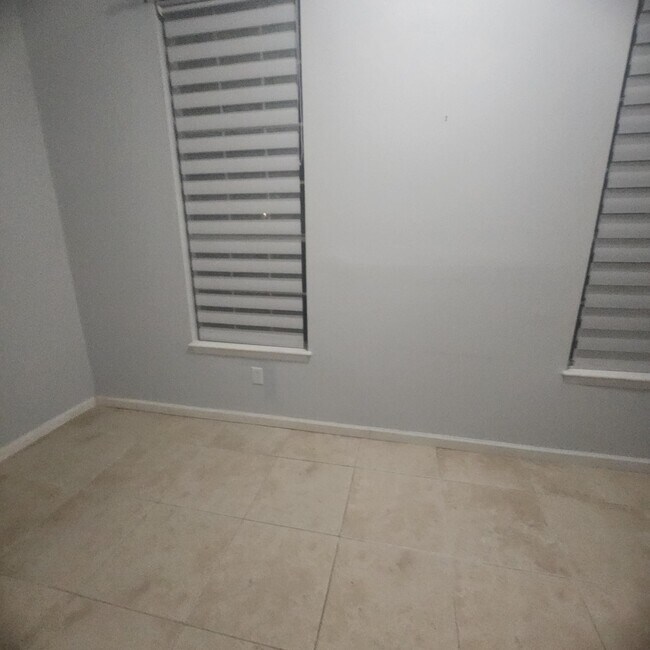 Building Photo - 1050 Crystal Way