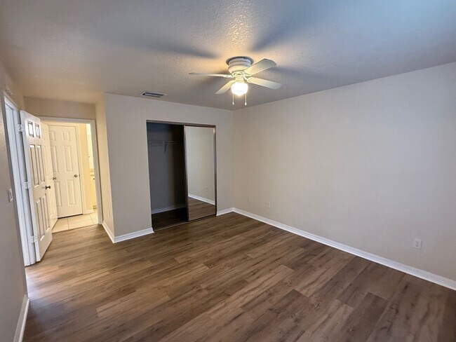 Building Photo - 2 Bedroom/2 Bathroom Apartment