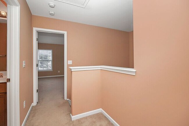 Building Photo - End Unit 3BD/2.5BA Townhome in Mill Creek!