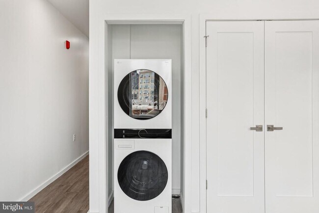 Building Photo - 1201 Vine St