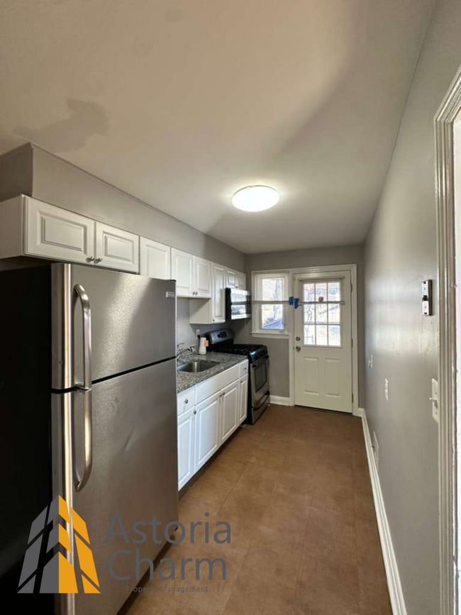 Building Photo - 3 Bedroom Home with Finished Basement, Parking, and Fenced Yard