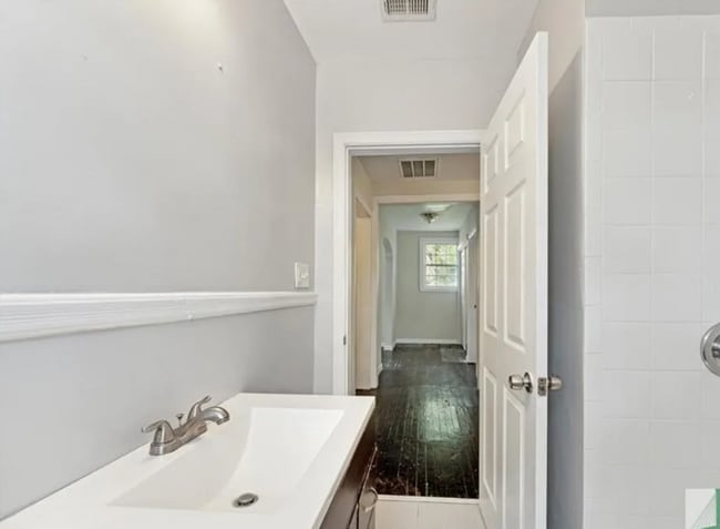 Building Photo - Charming 4BR Downtown Savannah Home with M...