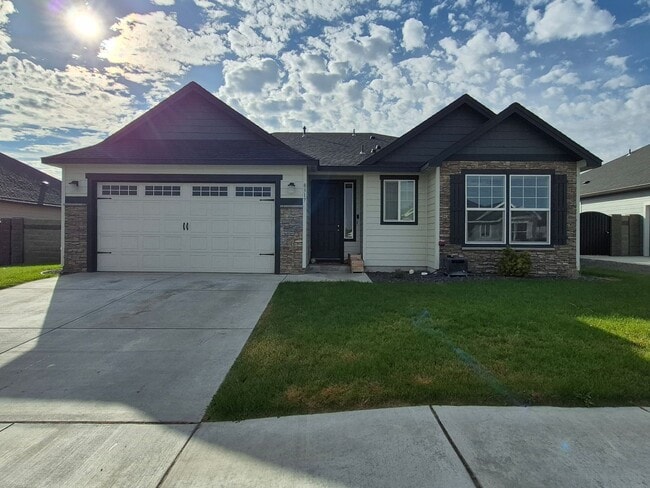 Primary Photo - Charming 3-Bedroom, 2-Bath Home with Spaci...