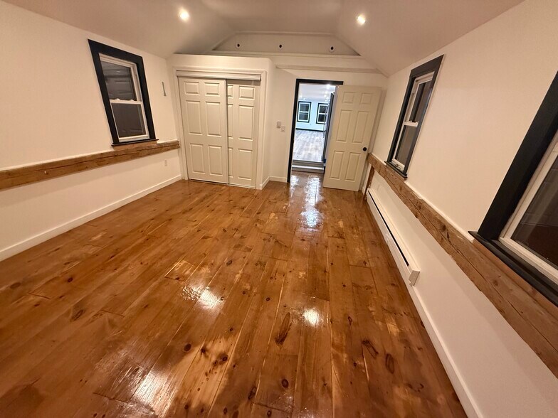 Building Photo - 300 Naubuc Ave
