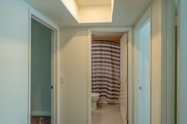 Building Photo - 2600 Huntington Dr