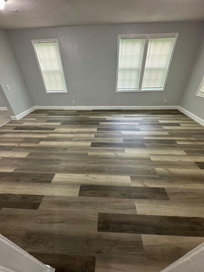 Building Photo - Fully Renovated 3/1.5 Available for Immedi...