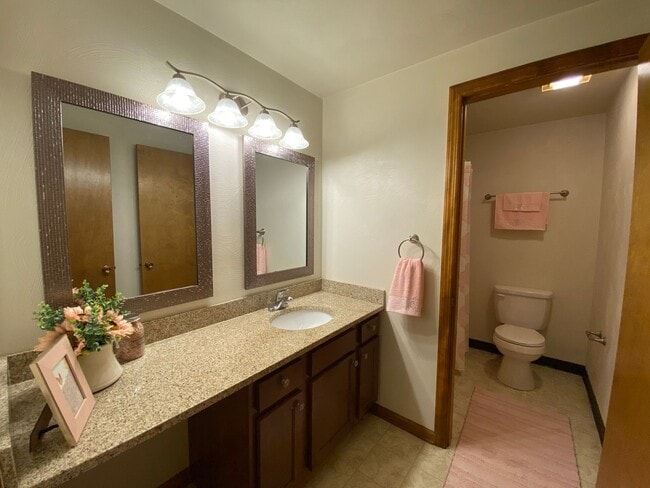 Building Photo - Lovely 2 Bedroom Townhouse with Private Pa...