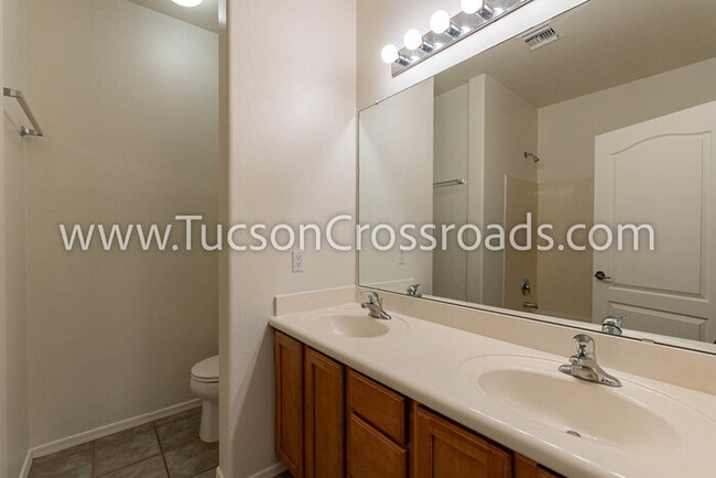 Building Photo - 4 Bedroom / 2 Bathroom Home