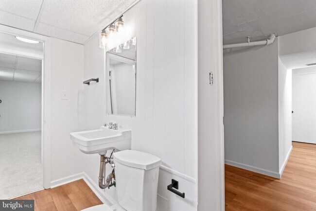 Building Photo - 2521 Fairhill Dr