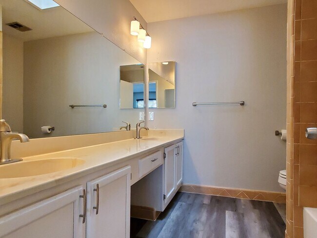 Building Photo - Upstairs Condo with 2 Car Garage, Fresh Pa...