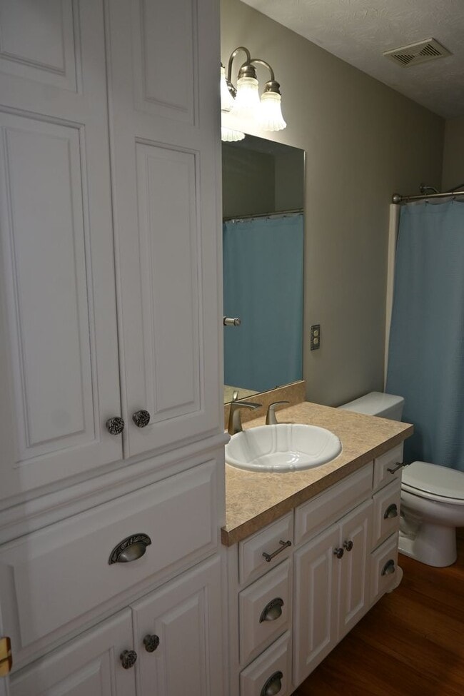 Building Photo - NE-Columbus-3 Bedrooms & 2 full Baths-Move-In Ready