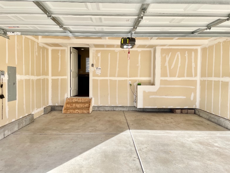 Building Photo - 8053 Pinfeather Dr