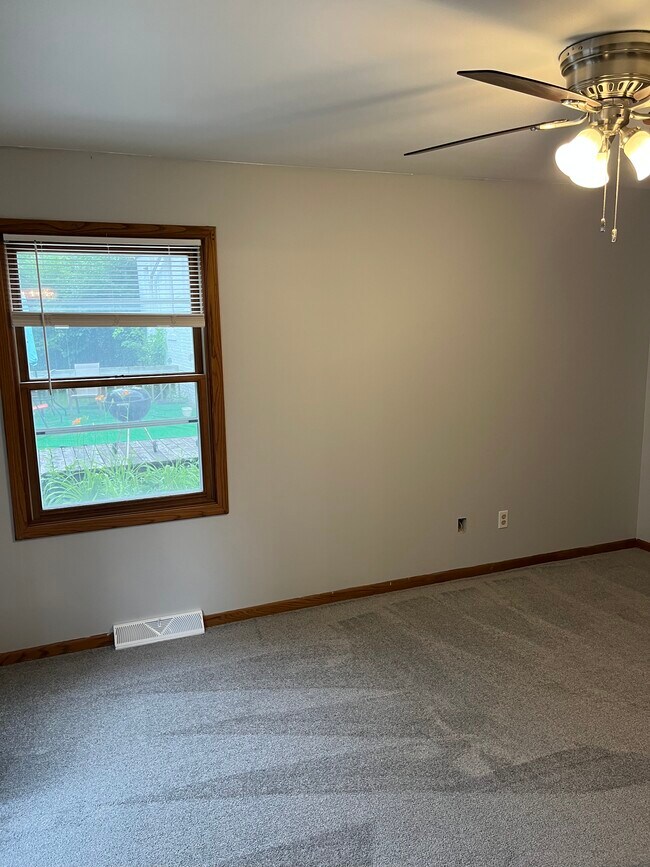 Master bedroom - 7734 W Stevenson St