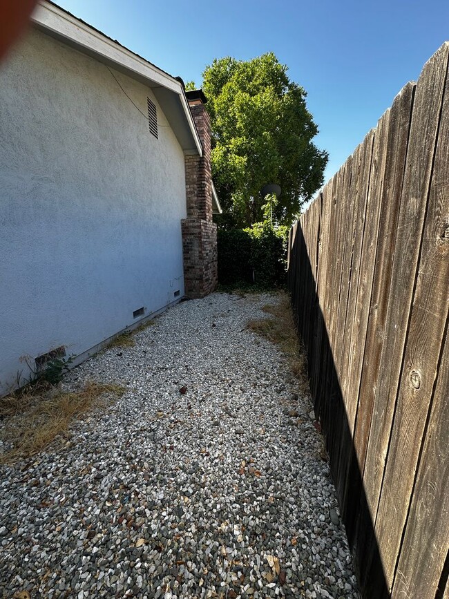 Building Photo - South Redding Home