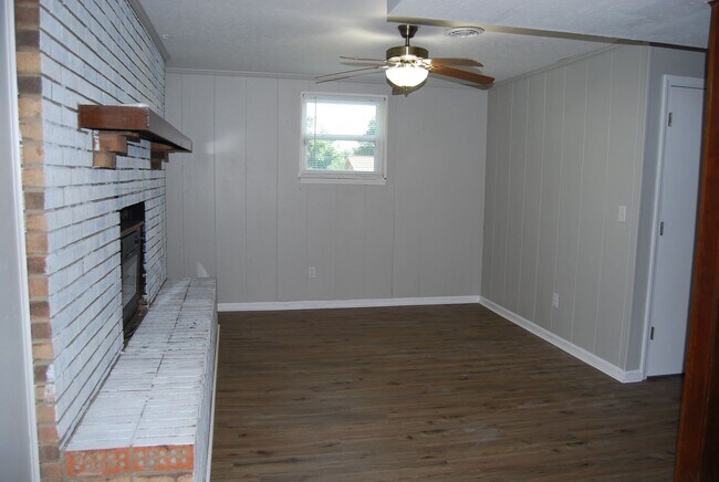 Building Photo - 811 Cedarcrest Dr