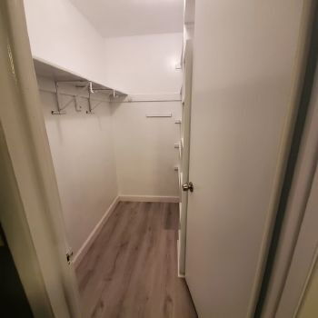 Building Photo - Duplex with 2bedrooms & another room that could be 3rd bedroom or office den space.