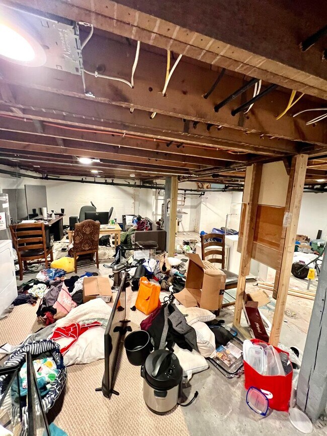 Building Photo - AVAILABLE JUNE - Charming 4 Bed 1.5 Bath Home