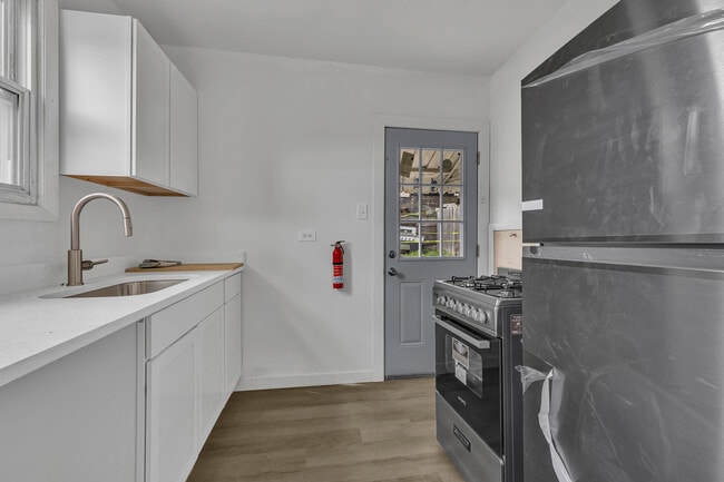 Building Photo - 862 Grove Ave