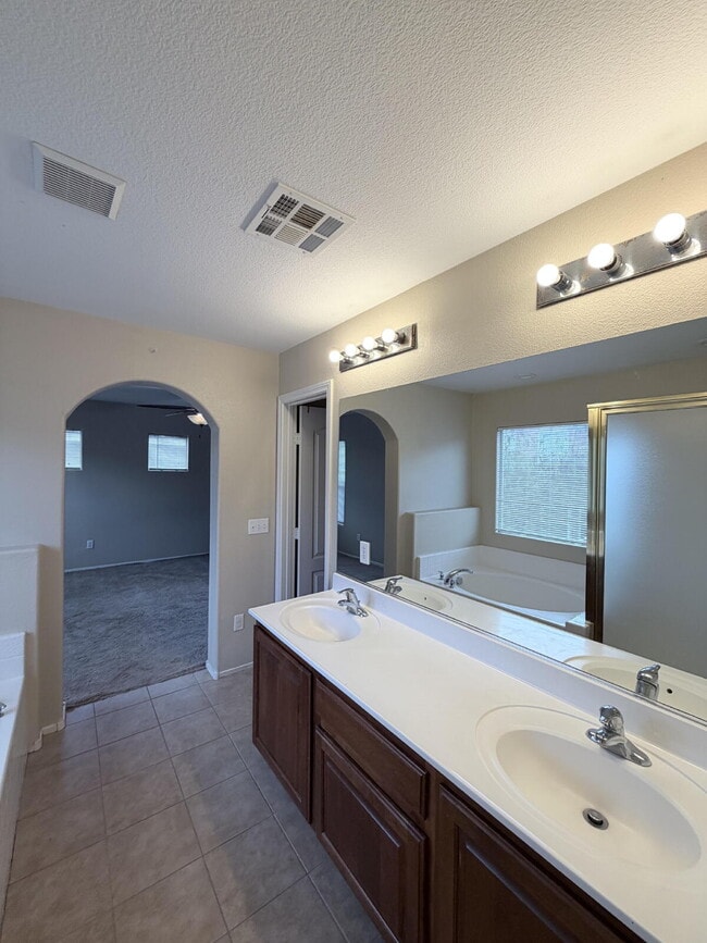 Building Photo - 3 bd 2.5 bath with LOFT