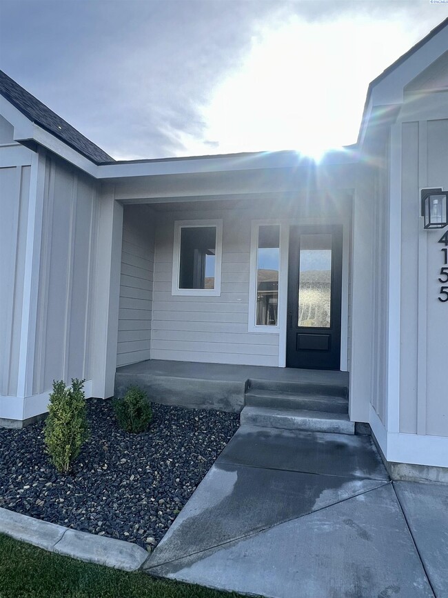 Building Photo - FOR RENT West Village Rambler with RV Bay
