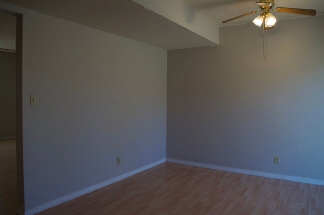 Building Photo - Affordable 3 Bedroom Duplex, SW Columbia!