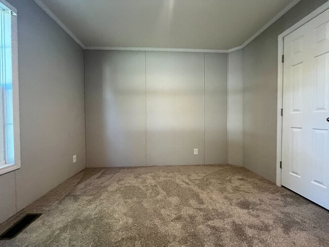 Building Photo - 1607 Delaware Dr