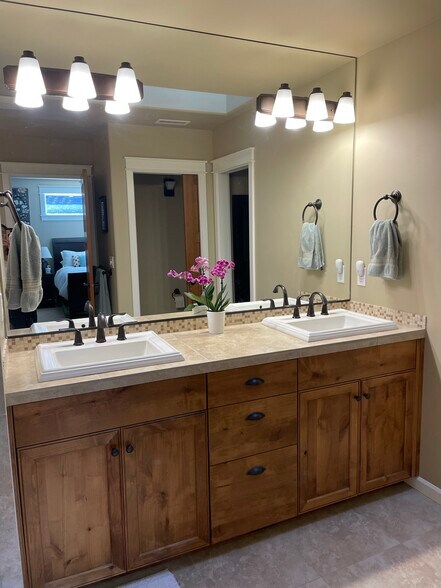 Building Photo - 12884 SW Sevilla Ave