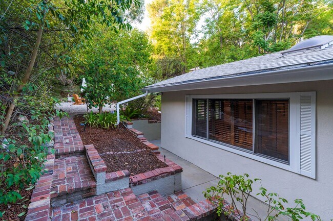 Building Photo - Beautiful Tarzana Rental!