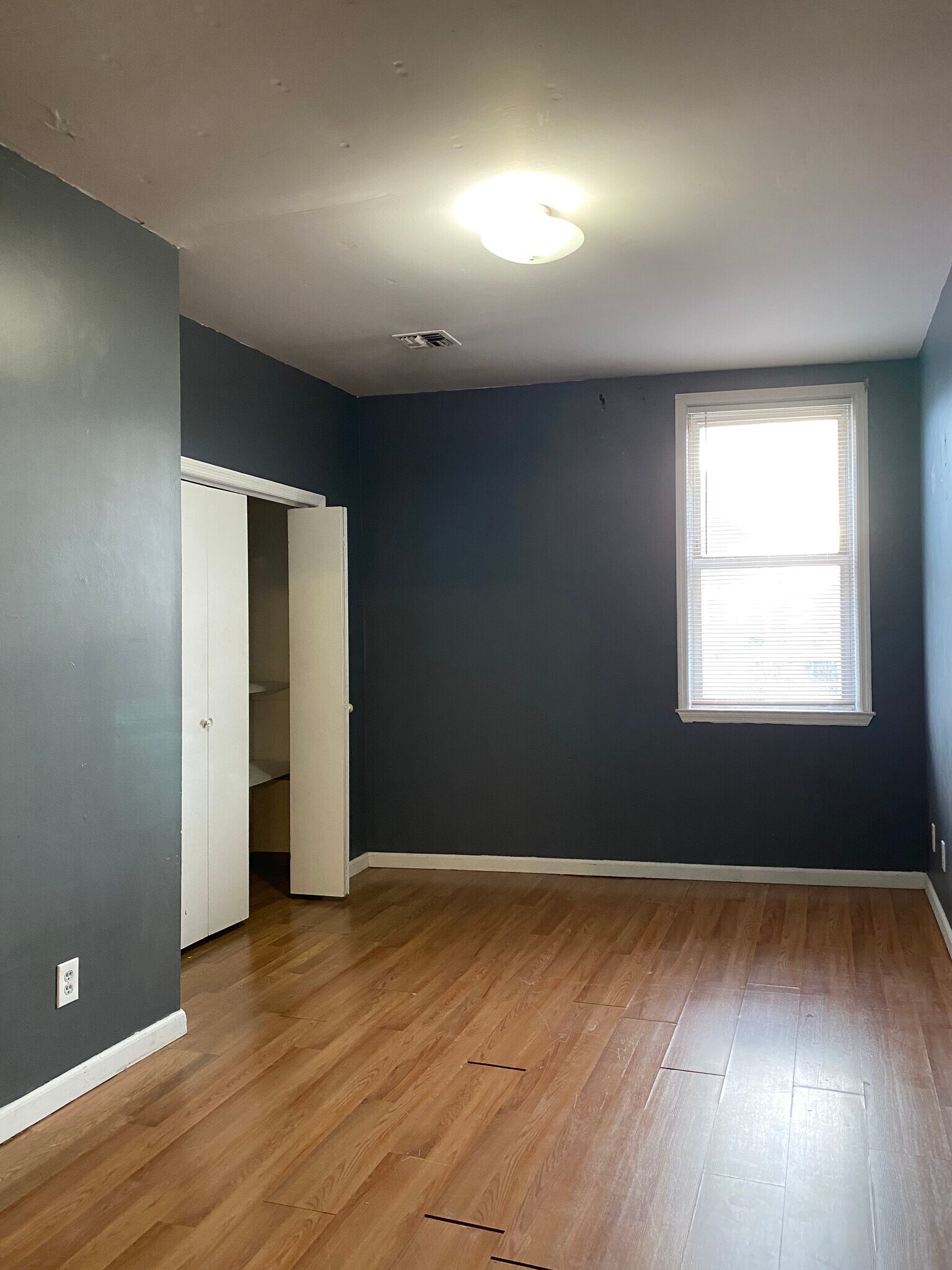1st bedroom - 104 N Wood Ave