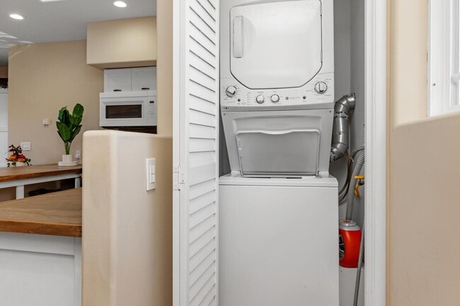 Building Photo - Charming Coastal Studio in Carlsbad - Furnished, all utilities + wi-fi included!