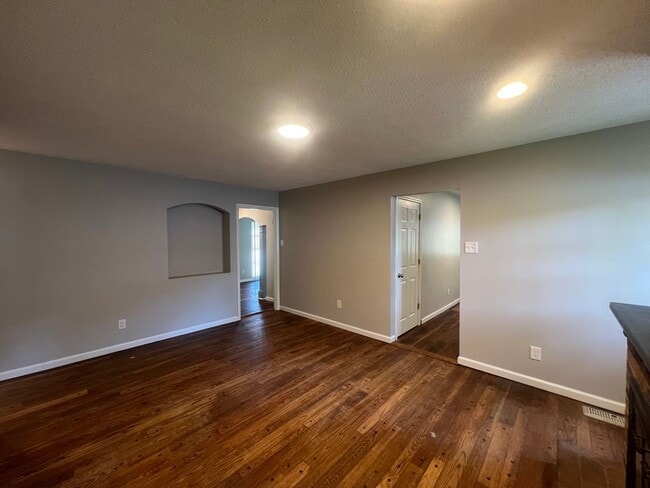 Building Photo - Spacious 4-Bedroom Home in Highly Desirabl...