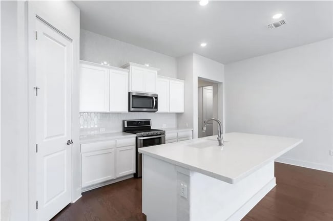 Kitchen - 8204 Skytex St