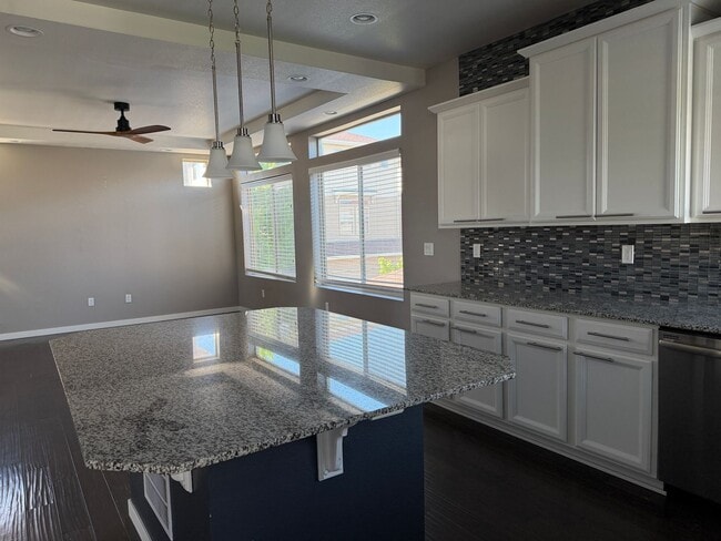 Building Photo - Beautiful Home in the Heart Of Castle Rock