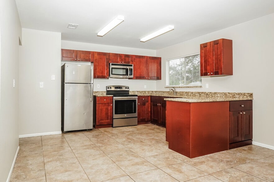 Building Photo - 2396 Roxbury Cir