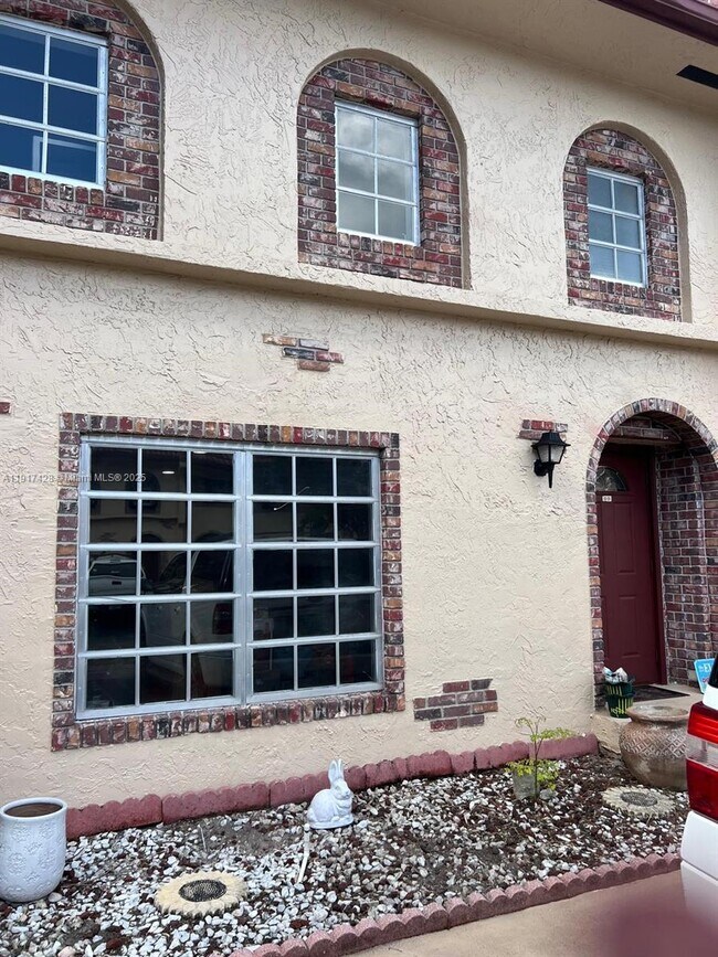 Building Photo - 3064 Riverside Dr