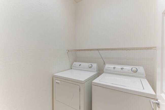 Building Photo - Spacious & Bright 3-Bed Home in Desirable ...