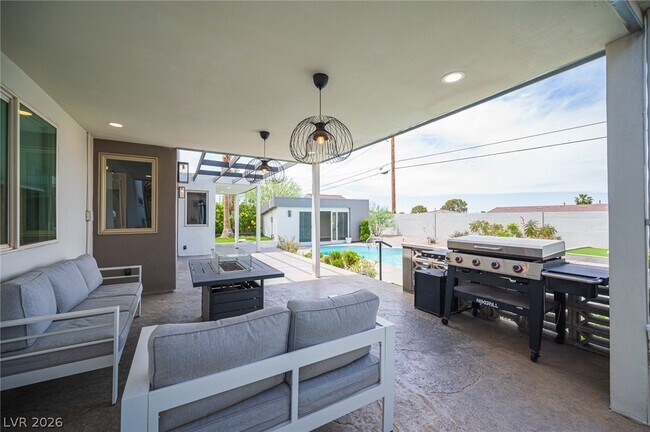 Building Photo - 330 E Country Club Dr