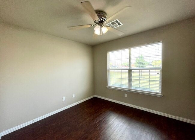 Building Photo - 4820 Lakeshore Dr