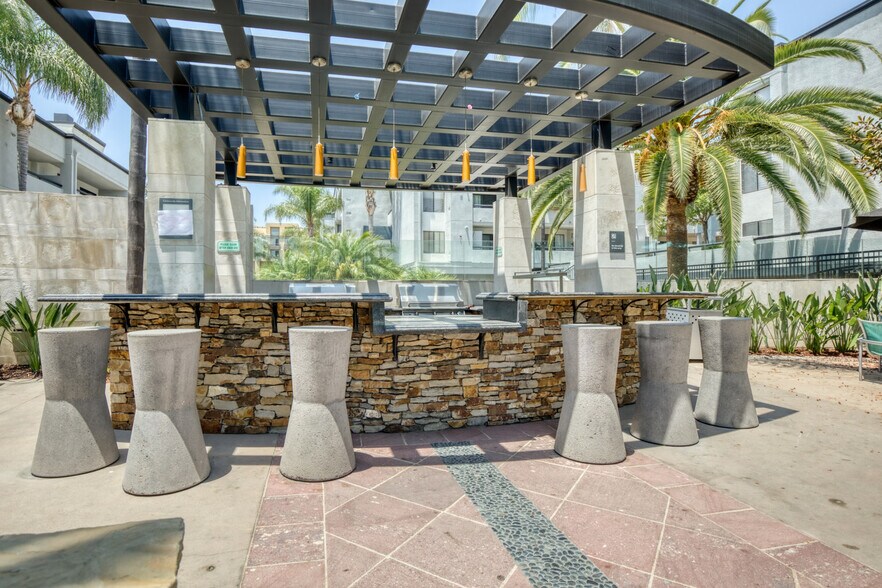 Building Photo - 250 S San Fernando Blvd